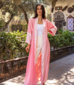 ⁦عباية كاجوال أنيقة بلون وردي مطفي وتطريز أبيض ناعم⁩ - الصورة ⁦3⁩