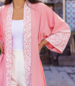 عباية كاجوال أنيقة بلون وردي مطفي وتطريز أبيض ناعم