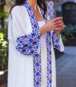 عباية بيضاء بتطريز أزرق مستوحى من الزخارف الشرقية