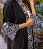 ⁦عباية سوداء بتطريز كحلي وأبيض مستوحى من الزخارف الشرقية⁩ - الصورة ⁦2⁩