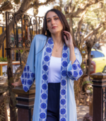 ⁦عباية كاجول أنيقة بلون سماوي بتطريز أزرق مستوحى من الزخارف الشرقية⁩ - الصورة ⁦3⁩