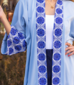 ⁦عباية كاجول أنيقة بلون سماوي بتطريز أزرق مستوحى من الزخارف الشرقية⁩ - الصورة ⁦4⁩