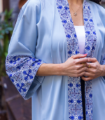 ⁦عباية كاجول أنيقة بلون سماوي بتطريز أزرق مستوحى من الزخارف الشرقية⁩ - الصورة ⁦2⁩