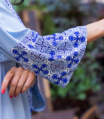 عباية كاجول أنيقة بلون سماوي بتطريز أزرق مستوحى من الزخارف الشرقية