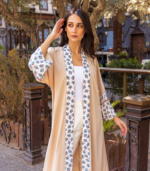 ⁦عباية كاجوال أنيقة بلون بيج مطفي وتطريز أزرق و أبيض ناعم⁩ - الصورة ⁦4⁩