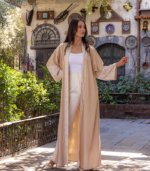 ⁦عباية كاجوال أنيقة بلون بيج مطفي وتطريز أزرق و أبيض ناعم⁩ - الصورة ⁦2⁩