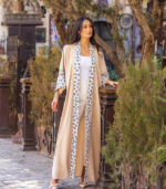 عباية كاجوال أنيقة بلون بيج مطفي وتطريز أزرق و أبيض ناعم